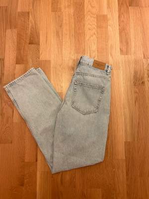 Ljusblå jeans i modellen straight i storlek 34. Skulle dock säga att de är liiite mer vida än vanliga straight jeans modeller. Tror modellen heter 90’s tall straight jeans 