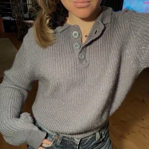 Blå stickad tröja med knappar, storlek 38 - Superfin och unik stickad tröja från collusion i storlek 38. Lite kortare modell i nyskick. Använd ett fåtal gånger. Säljer pga. inte riktigt min stil. Säljer för 100kr.