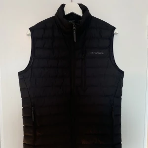 Peak Performance Väst (storlek s) - Jag har alldeles för mycket västar för mitt egna bästa. Så dags att rensa. Stilren Peak väst i nyskick. Köpt i oktober 2022 för 1800kr. Pris kan förhandlas 