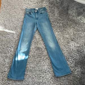 Fina jeans från only. Använda ett par gånger. Säljer p.g.a för liten storlek. Skirv för flera och bättre bilder! 