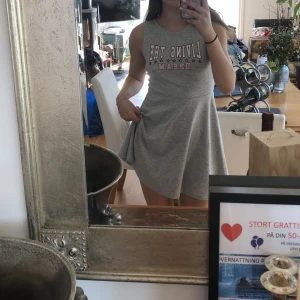 Söt amerikansk style klänning  - Söt amerikansk style klänning! Storlek S, säljer för 50kr + frakt 