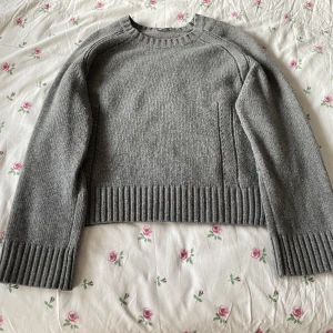 Stickad tröja  - Nästan oanvänd stickad tröja som passar med allt. Man kan ha den hemma eller ute och styla den me massa olika kombinationer. Materialet är tjockt, den är inte genomskinlig. Passar både tjejer och killar.