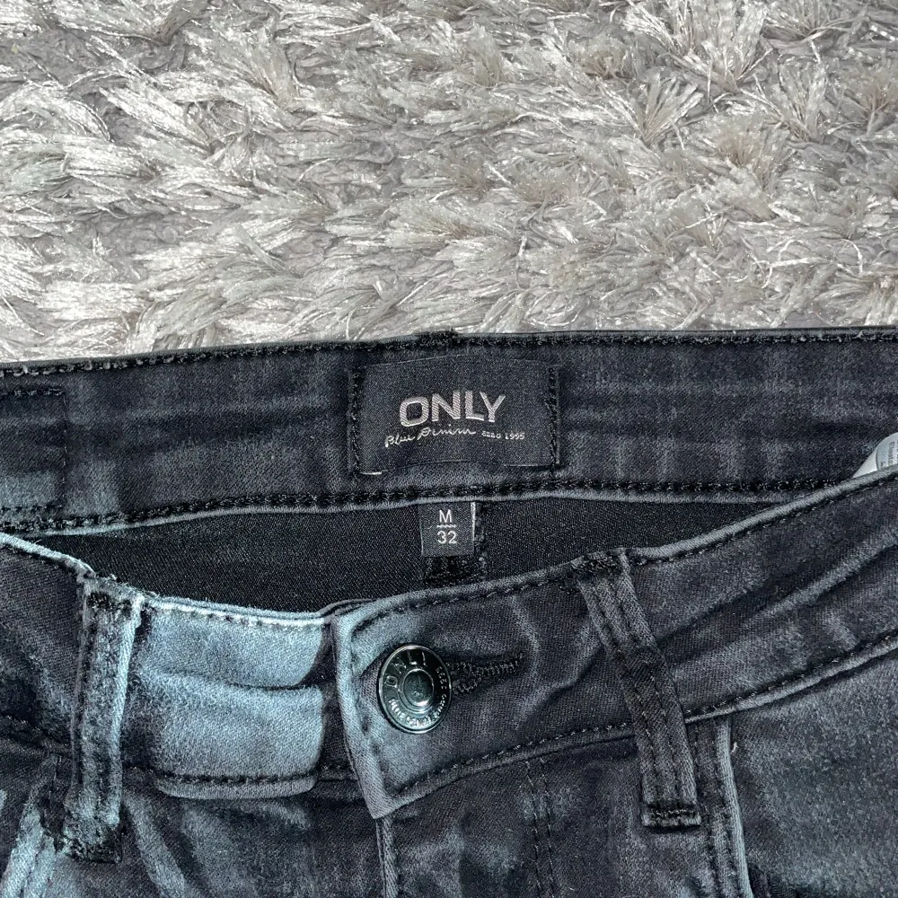 Superfina utsvängda jeans från Only. Använda fåtal gånger p.g.a för liten storlek. Skriv för fler bilder . Jeans & Byxor.