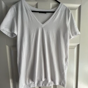 Zara - Snygg basic v-ringad t-shirt ifrån Zara, nyskick. Stl S