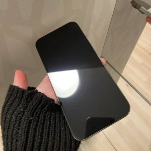 iPhone 13 PRO max - Säljer min IPhone 13 PRO max, 128 gb, 5g & har 99% i batterihälsa. Det är endast en kameralins som är sönder, men kameran funkar fortfarande jätte bra. Ord p. 13 486:-