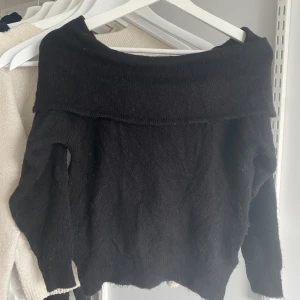 Off shoulder tröja  - Jättefin stickad off shoulder tröja från h&m, lappen är bort klippt så vet tyvärr inte vilken storlek de är men skulle gissa på xs/s💗💗helt okej skick