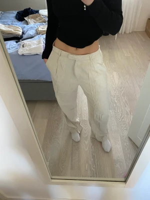 Beige linnebyxa - Wide leg linnebyxor från weekday. Strl 40, uppsydda och passar mig som är 167  Använda fåtal gånger 150 kr + frakt