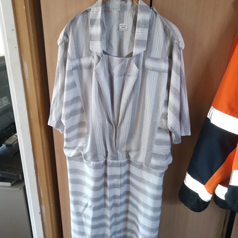 Fin grå/vit randig klänning i storlek 44.Made made in England .100 % Polyester och tvättas i 30.Hämtas i Skene alt skickas .. Klänningar.