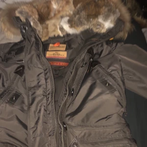 helt ny oanvändt - helt äkta helt ny parajumpers jacka stolek m kostar 10 tusen på marknaden säljer den för 2000kr oanvändt. den e mörk grön typ