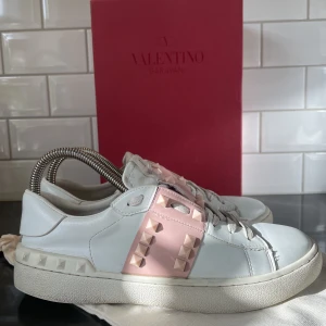 Valentino  - Valentino  Storlek: 39 Skick: 6,5/10 (har tappat 2 knappar) Färg: rosa Vårt pris: 2600kr Retail: 6165kr 