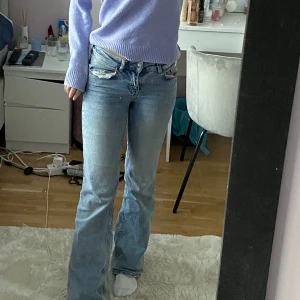 Low waist jeans från hm - Jag säljer dessa skit snygga low waist jeans från Hm❤️