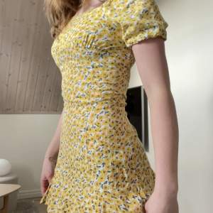 Fin sommar klänning från Na-kd som inte kommer till användning längre! Nypris: 400