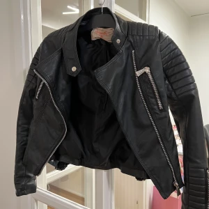 Skinnjacka  - Skinnjacka från Chiquelle i strl 36. Använd fåtal gånger. 
