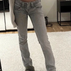 Pepe Jeans - Säljer mina gråa Pepe jeans som är i jätte fint skick.💕 Är cirka 170 och de sitter bra på mig men passar även kortare. Skriv om ni har några frågor!🌸 (Lånade bilder!
