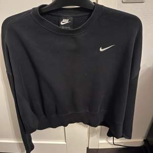 Säljer denna tröja från Nike då den inte kommit till användning, fint skick, kontakta mig vid intresse❤️