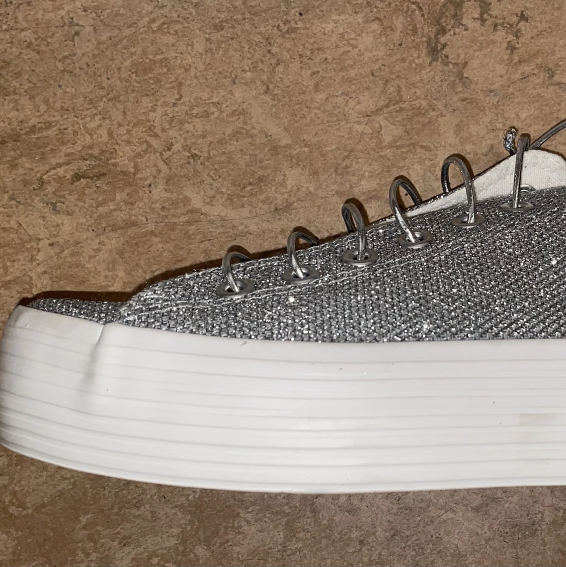 Silvriga plattform skor