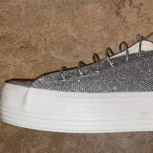 Silvriga plattform skor - Helt oanvända skor i glitter silvrigt tyg, bilderna gör tyvärr inte de rättvisa men de glittrar mycket i värkligheten :)