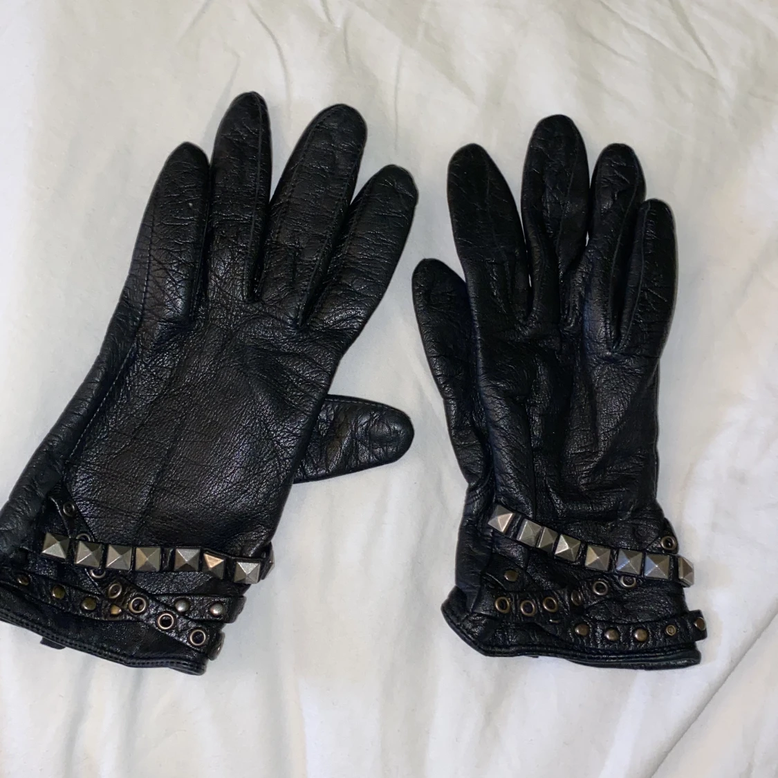 Nitade läderhandskar