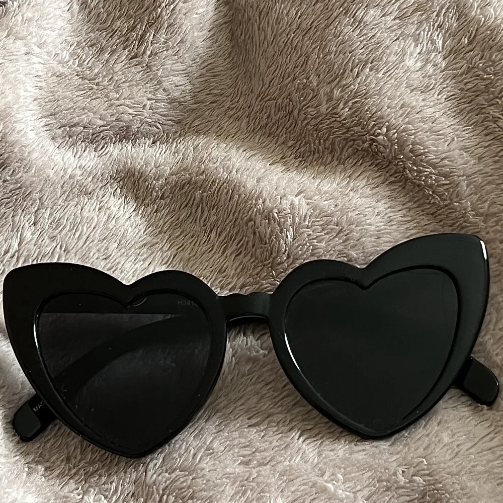 Så snygga svarta solglasögon från prettylittlething!🖤 inga defekter 🤍 använd gärna köp nu❤️‍🔥. Accessoarer.