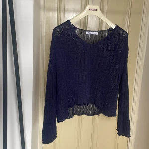 Stickad topp  - Stickad topp från Zara! Säljer pga använder inte längre och är i gott skick! Storlek S, men är stor i storleken. 