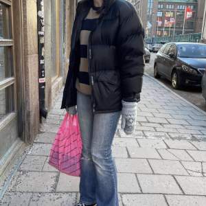 INTRESSEKOLL!! Populär stickad tröja från Brandy Melville! One size men uppskattar till en strl M/L. Lite för oversized för min smak och jag har strl S. Färgen visas bäst på bild 2. Inte säker på om jag vill sälja, men skriv om du är intresserad! 💌