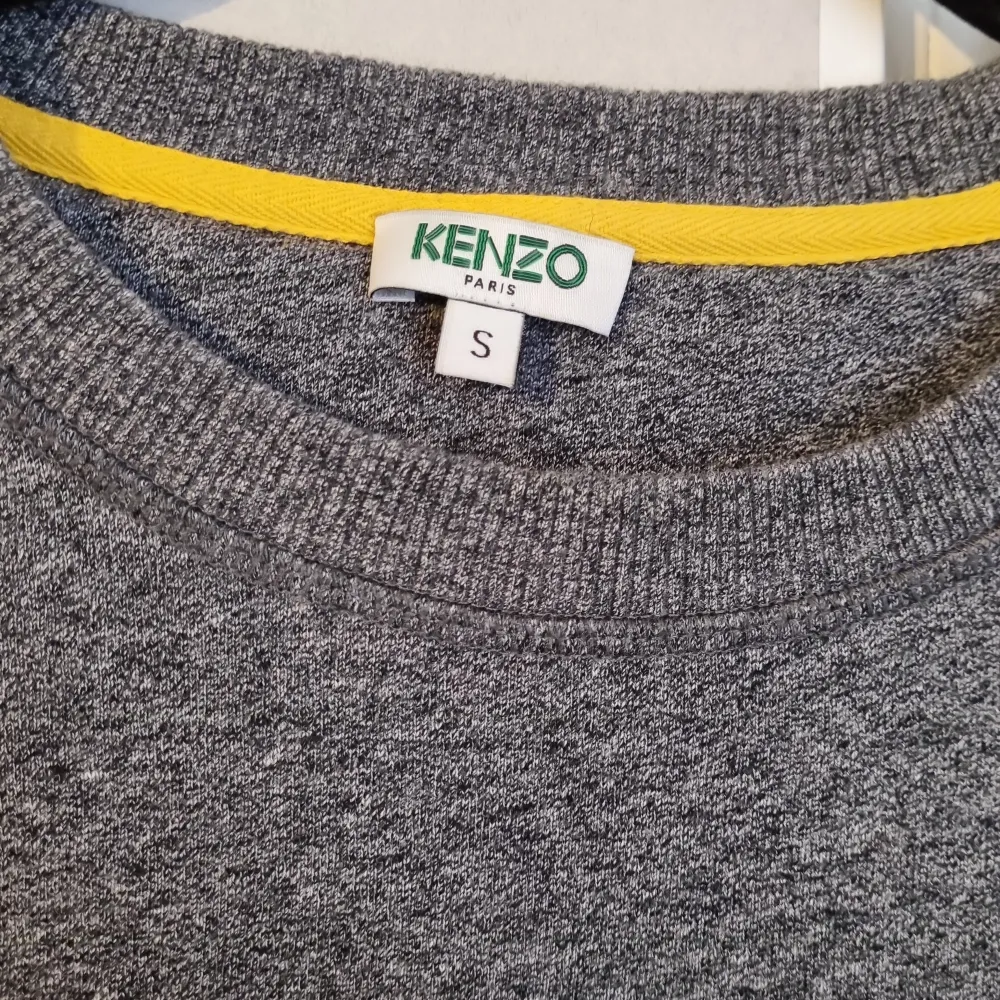 En superfin tröja från Kenzo Paris. Tröjan är i storlek S och säljs då min son vuxit ur den. Den är i ett väldigt bra skick och knappt använd.. Hoodies.