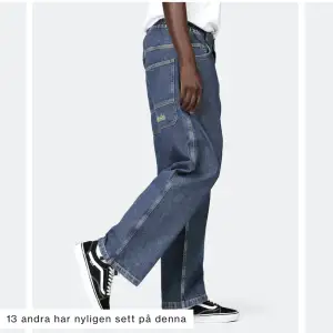 Helt nya/oanvända Bra kvalite Nypris 999kr Jeansblå Modellen är 188cm och har storlek L
