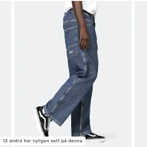 DISTRICT 46 Jeans - Shoplifter - Helt nya/oanvända Bra kvalite Nypris 999kr Jeansblå Modellen är 188cm och har storlek L
