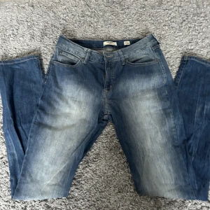 Lågmidjade vintage jeans - Dessa supersnygga lågmidjade jeans i storlek 32/34 kan också  passa  36/38 enligt mig. Den har också ett snöre i sig runt midjan för att spänna till ifall dom är för stora, priset är inte fast💕skriv privat för mer information