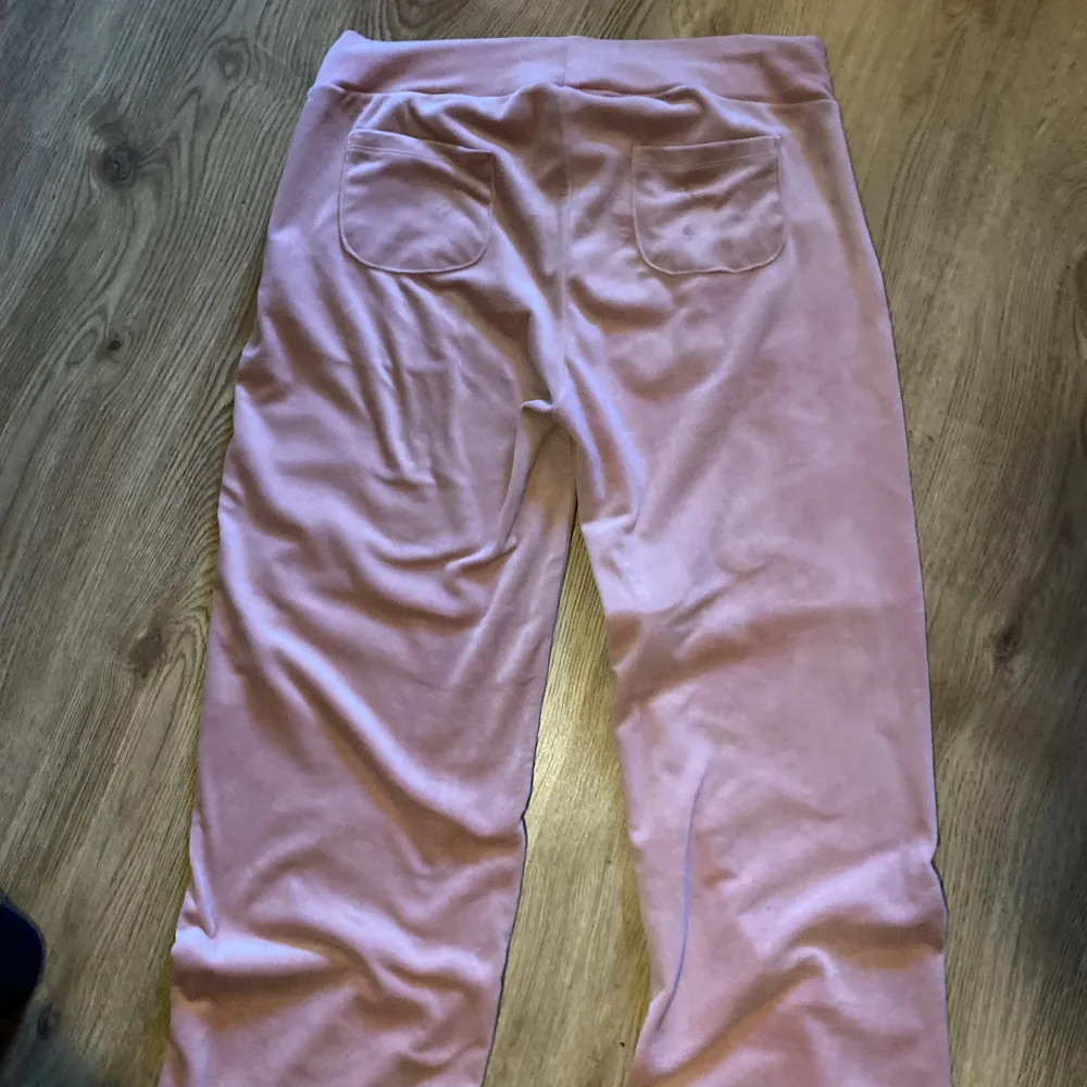 Jättesköna rosa mjukisbyxor i sammet tyg, som liknar juicy. De är endast använda några gånger. (Snörena är uttagna). Storlek L. 120kr+frakt. Jeans & Byxor.