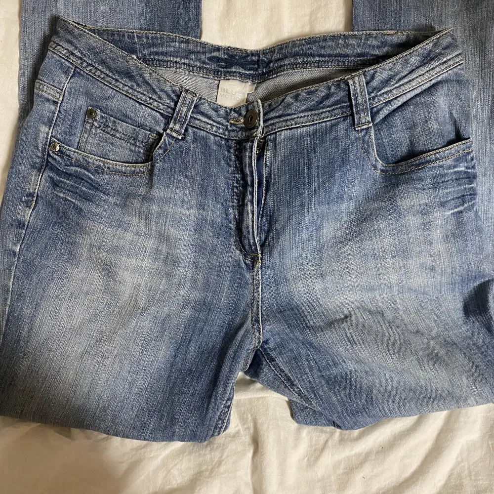 Lågmidjade jeans som passar M (42)😊. Jeans & Byxor.
