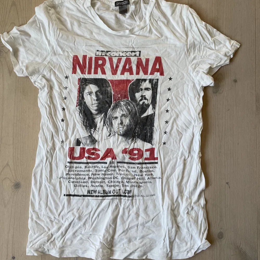 Säljer denna (för tillfället väldigt skrynkliga) Nirvana t-shirt! Använd ett par gånger, säljer då det inte riktigt är min stil längre.  Kan mötas upp i Trollhättan, annars står köparen för frakten🤍 . T-shirts.