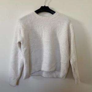 Vit gosig tröja - Säljer denna vita och gosiga tröja. Bra skick. Säljer då den är lite för liten för mig. 