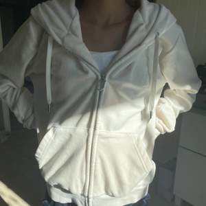 Säljer denna jätte fina Juciy tröjan i kräm vitt eftersom den är köpt i fel storlek, inte använd många gånger i storlek s💓nypris: 1099 kr!  Pris kan diskuteras!! Den är äkta!