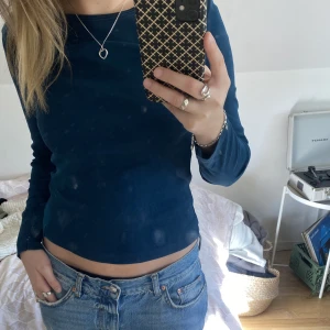 Mörkblå tröja - Så najs mörkblå långärmad topp 💞 väldigt skönt lite grövre material som känns lyxigt 👌🏼 jättenajs basic. Klicka inte på köp nu utan meddela mig 💞 Jag fraktar med postnords blå påse och frakten kostar 43kr 💕