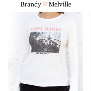 Jättefin tröja från Brandy Melville. Har ett litet hål på högra ärmen men annars i bra skick🤍🤍