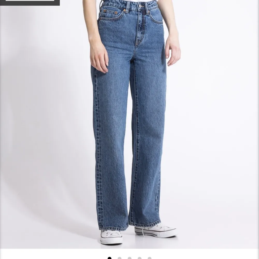 Hög midjade jeans från Lager 157 och är gjord i en denim i 100% bomull.  Nypris: 300 kr. Jeans & Byxor.