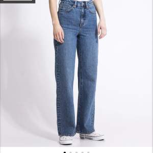 Hög midjade jeans från Lager 157 och är gjord i en denim i 100% bomull.  Nypris: 300 kr
