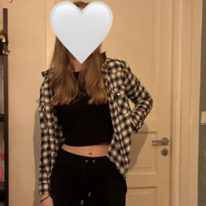 Flanellskjorta  - En flanellskjorta från Cubus i storlek i storlek 164 säljer pga för liten den är i bra skick köparen står för frakt