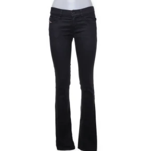 Diesel bootcut jeans - Skit snygga diesel bootcut Jeans köpta på sellpy men dom va tyvärr lite för korta på mig❤️jag är 175 cm för referens