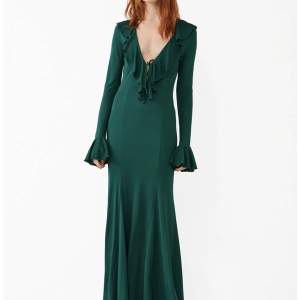 Superfin grön klänning från & other stories. Helt ny och oanvänd ! Säljs pga för stor🫶🏼Storlek M.  Skicka ett meddelande för fler bilder eller frågor/info! ☺️