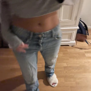Jeans  - Zaras mid rise straight jeans, säljer då jag inte får någon användning för dem!! 😊