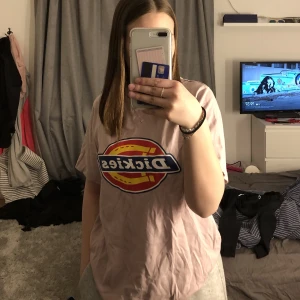 Dickies t-shirt - Jätte fin rosa dickies t-shirt men har tyvärr aldrig kommit till andvändning🤍