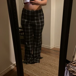 Kostymbyxor - Mjukt material men ändå mer som en kostymbyxa. Dem är i fint skick då jag knappt har använt dem