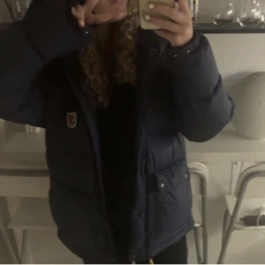 Fjällräven jacka - Säljer nu min fjällräven jacka i väldigt bra skick då jag köpt i en annan färg. Den är stor i storleken och i den lite tjockare modellen, hör av dig för mer frågor!💕💕 