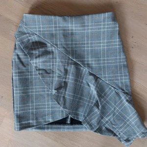 Pennkjol, volangkjol, kort stretchig rutig kjol strl XS/34 - Pennkjol, volangkjol, kort stretchig rutig kjol strl XS/34. Jättefint skick.