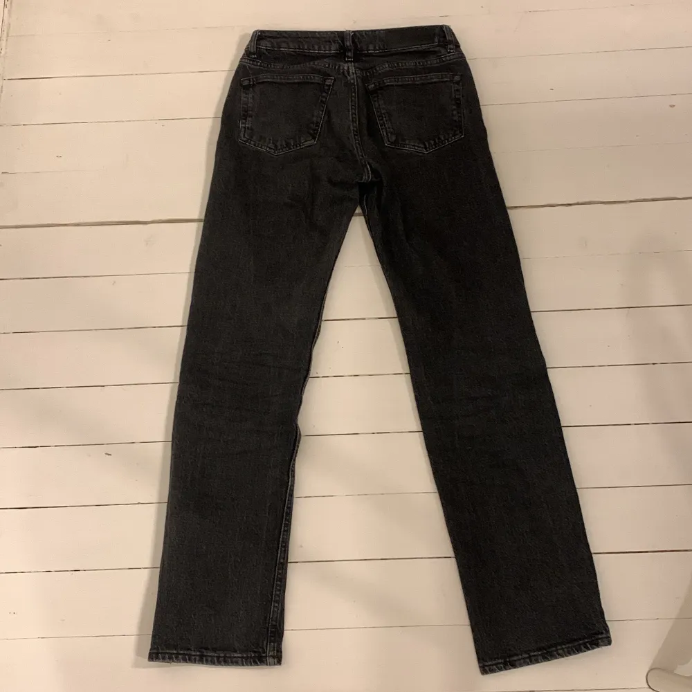 Low waist/ mid waist svarta straight jeans i storleken XS från Junkyard. Säljer för jag tycker de sitter för tajt, vill köpa större storlek. Jätte bra skick, änvända några gånger.  Skriv för mer information.🥰. Jeans & Byxor.