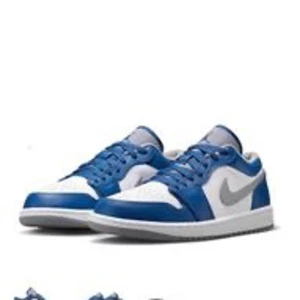 Air Jordan 1 Low 'True Blue' - Skor är i storlek 41. Köpte dom för 2,339kr har aldrig använt dom. Hämtas på plats alltså Viksäng. Priset kan diskutera!