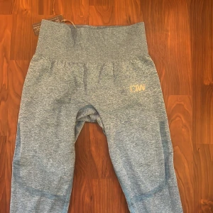 ICIW träningsbyxor  - Helt nya träningsbyxor från ICIW i strolek S. Färgen framhävs inte så bra på bilderna men dom är ljusblåa. ( färgen heter Blue Melange) Säljer då jag har för många och dom inte kommit till användning. Kan frakta eller mötas i stoclholm