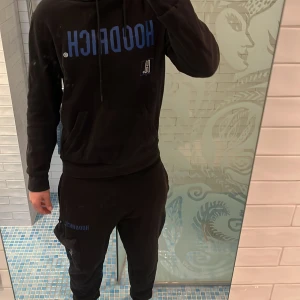 Blåsvart hoodrich tracksuit till bra pris!😁 - En hoodrich tracksuit till ett bra pris, storlek L och den har knappt använts! Litet hål på knät som knappt syns och det är just därför jag säljer för så lite😁 9/10👍 Du betalar frakt🙂 Pris går att diskutera !!!!